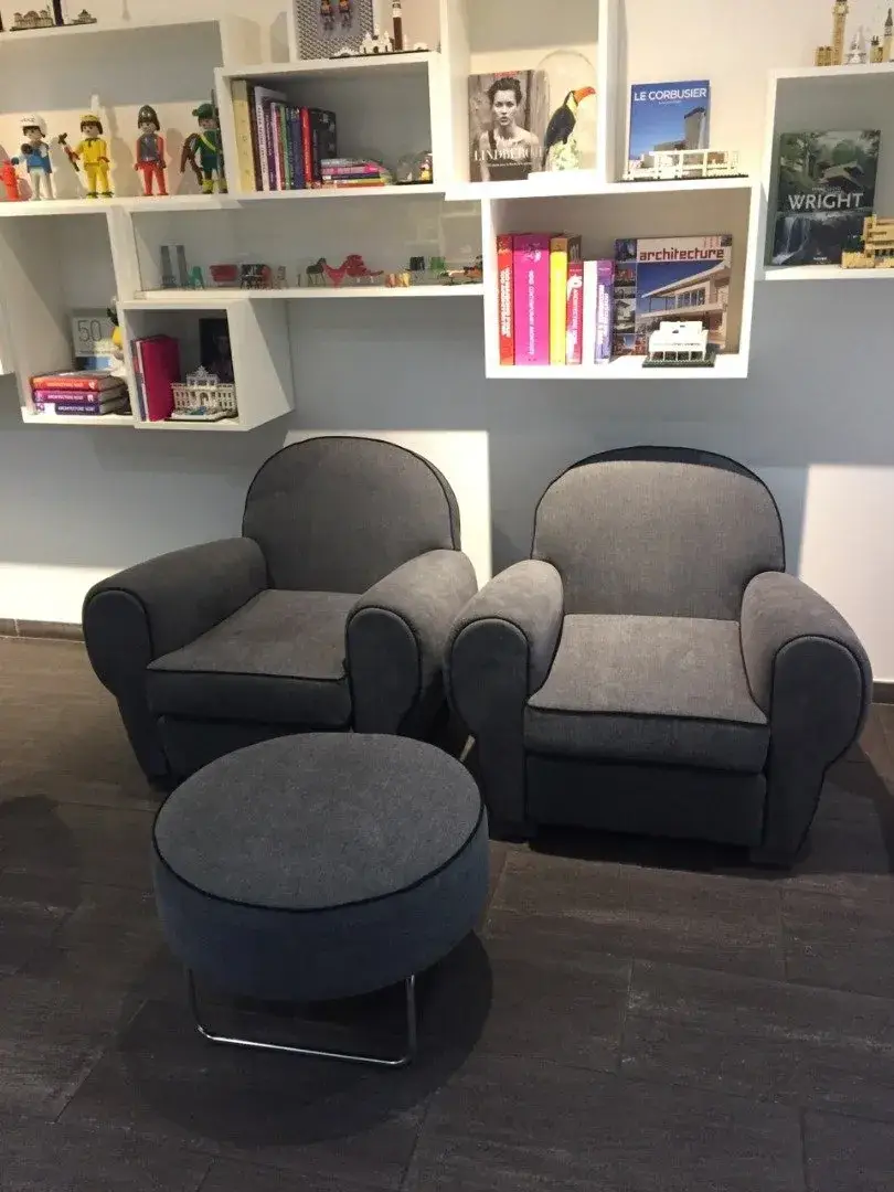 fauteuils gris