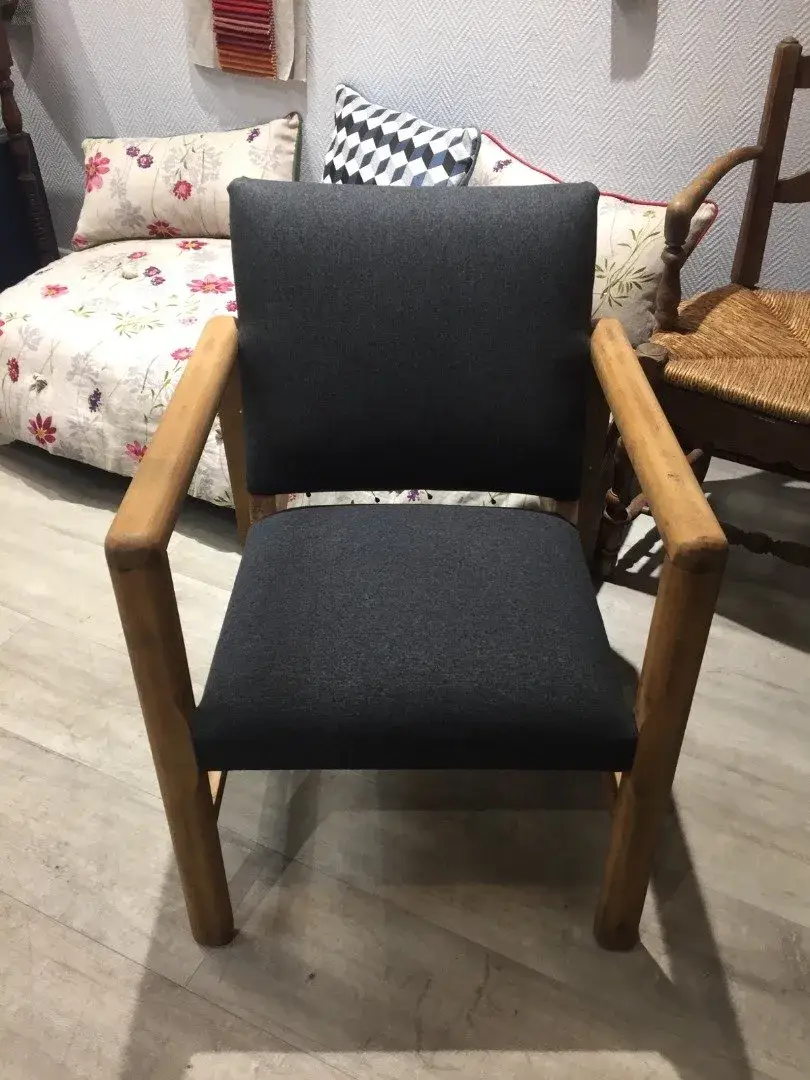 fauteuil noir en tissu