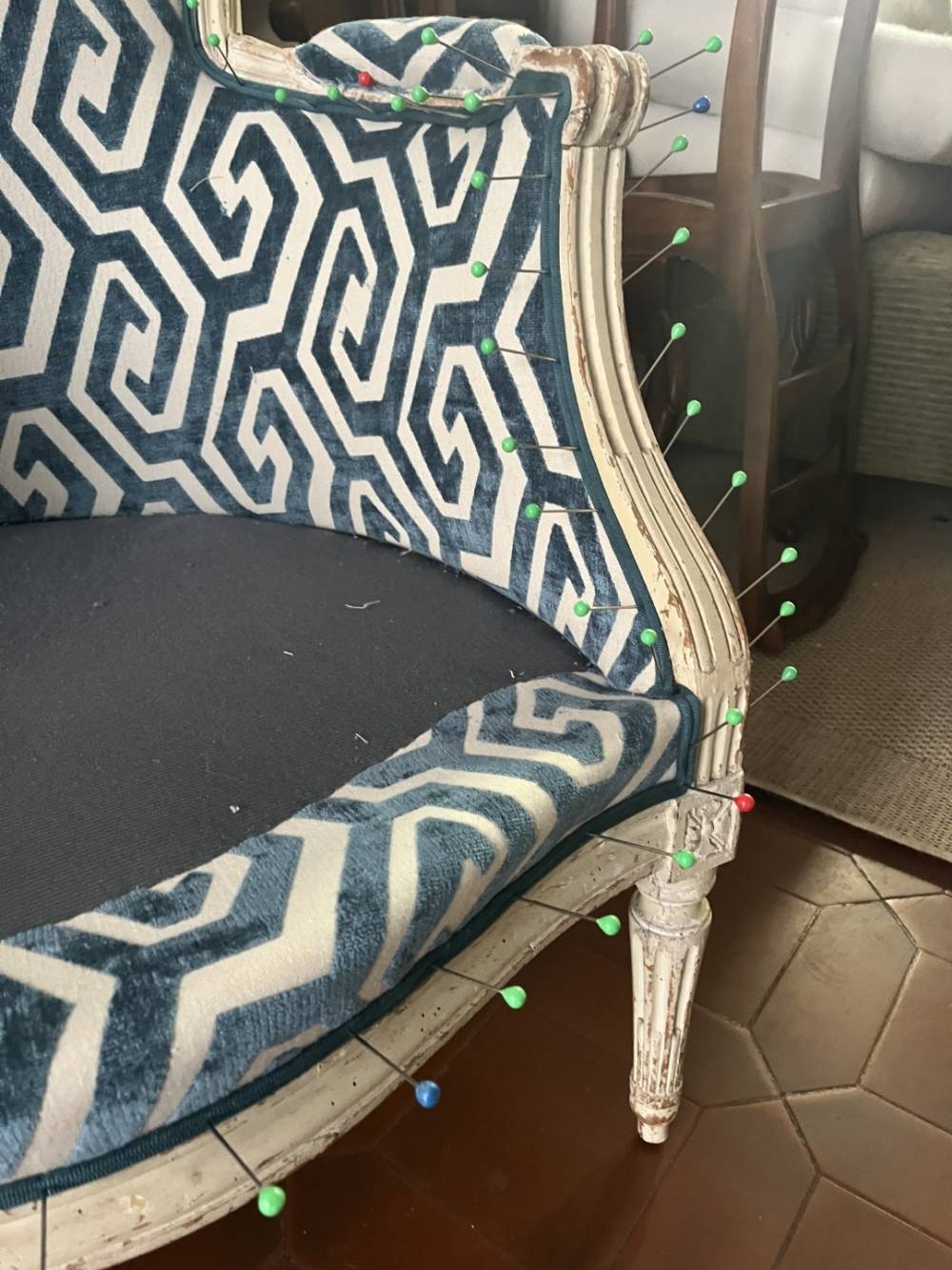 fauteuil bleu à motif (1)