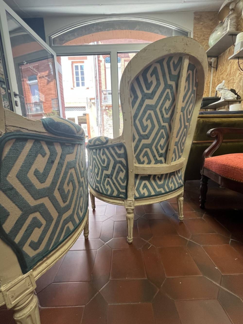 fauteuil bleu à motif (2)