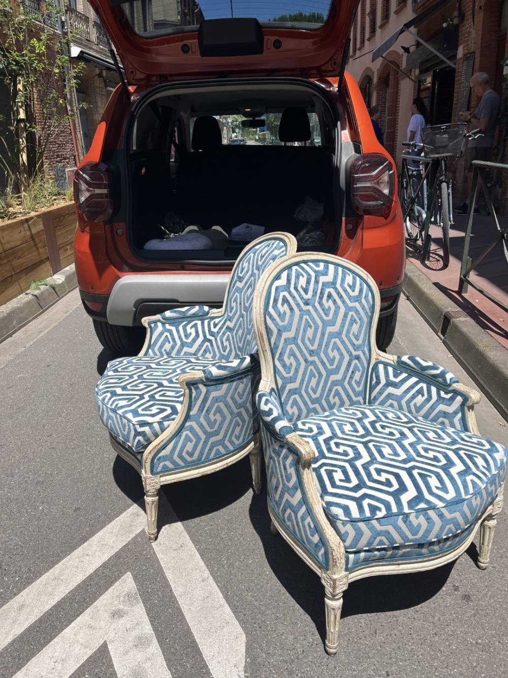 fauteuil bleu à motif (3)