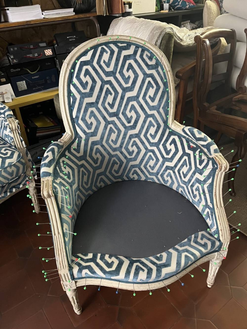 fauteuil bleu à motif (5)